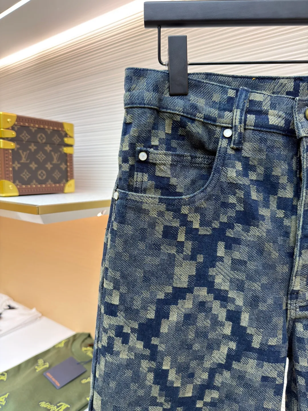 LOUIS VUITTON snake-print jeans ●Original version: Purchased and developed by 16205 ●Item number: 1681013-B55 ●Fabric: denim fabric ●Technology: Distressed production ●Version: fitted version ●Weight: about 885 grams ●Size: 28-30-32-34-36 ●Description: Customized Snakoflage denim for the spring and summer show by Pharrell The Damoflage pattern written by Williams is transformed into a pixel-effect snake jacquard. The customization cycle is 25 days. The whole body is fixed and counter-cut, including the back pocket splicing, which is fully aligned with the body. It is made of artificial pearls with a pure copper distressed base. The leather tag on the back waist is made of suede and has a high-temperature embossed checkerboard Fei Dong logo. The overall wiring is straight and delicate, the fabric is comfortable and soft, and the color is consistent without color difference. It can be matched with the same style to create a fashionable look and control various occasions. Customized accessories, complete with three standards, same style for men and women!